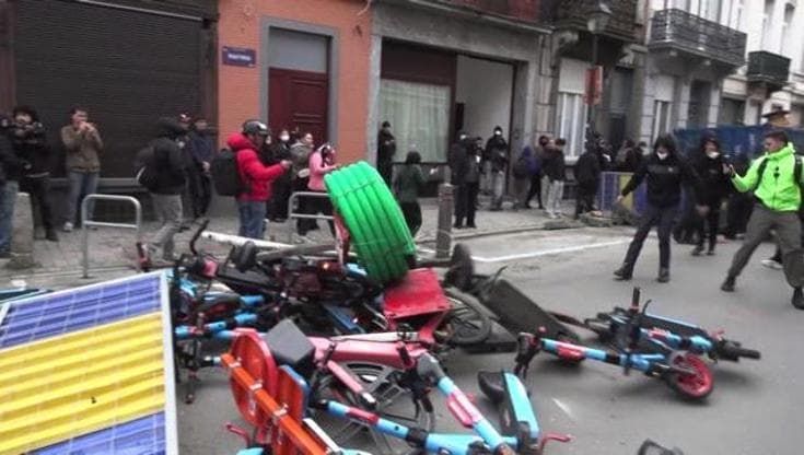 Belgio, scontri tra studenti e polizia durante la manifestazione a Bruxelles