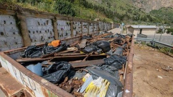 Palermo, quattro indagini, corruzione, bare accatastate: lo scandalo infinito del cimitero dei Rotoli