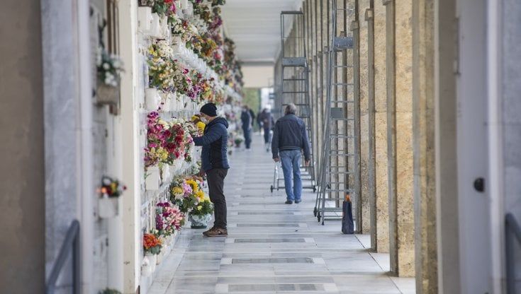 "Covid, non ci sono più posti al cimitero di Barletta: lo chiudo. Non sono ottimista, troppa idiozia in giro"
