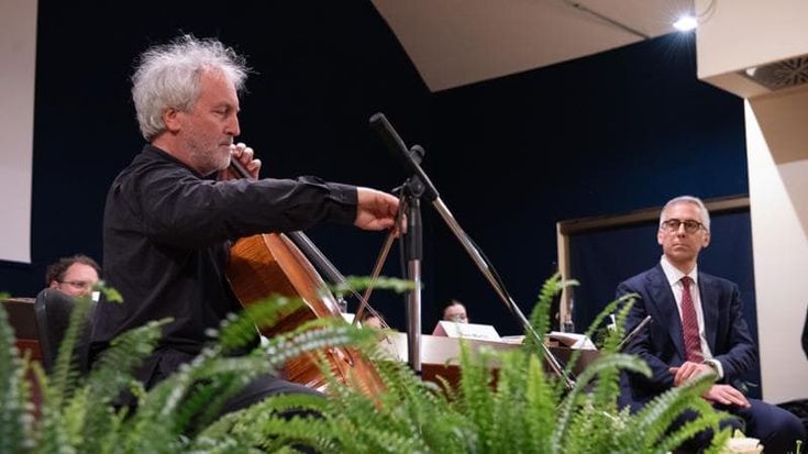“L’essere umano è figlio del silenzio e dell’errore”. Dialogo tra il fisico Piero Martin e il violoncellista Mario Brunello
