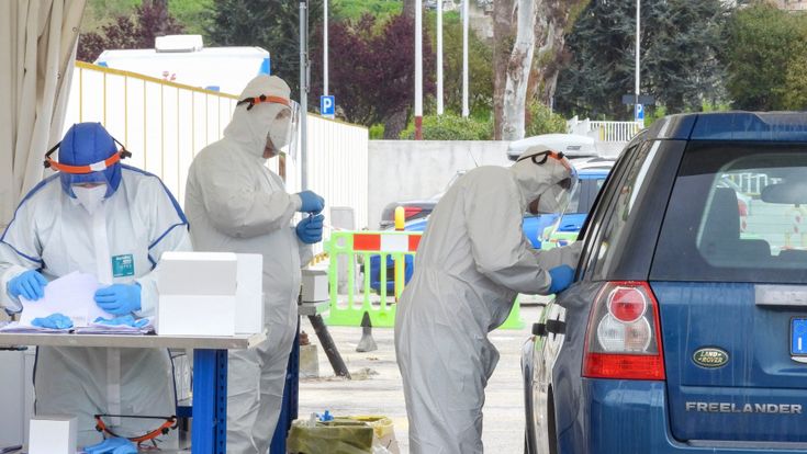 Scuola, a Bologna gli educatori senza tampone: "Prenotano ma non lo fanno"