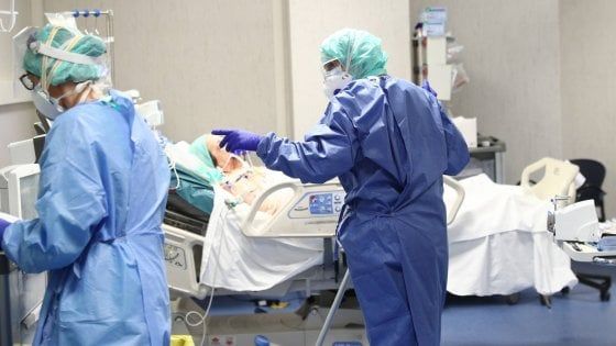 Coronavirus, l'ordine dei medici di Napoli: "I 4 anestesisti non sono mercenari"