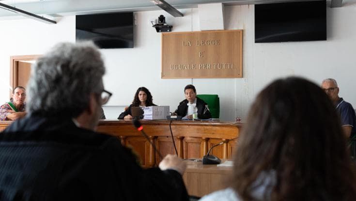 Chiara Petrolini chiede e ottiene una nuova perizia psichiatrica. La carezza del padre