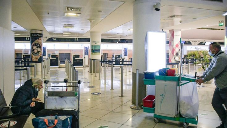 La giornata di Biagina, anziana senzatetto adottata da Capodichino: "Il terminal è la mia  casa"