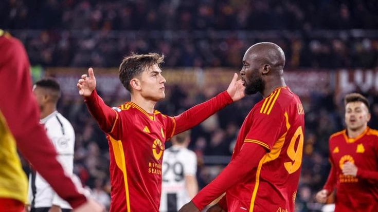 Sassuolo-Roma 1-2: Dybala e Kristensen la ribaltano nella ripresa. E Mourinho parla solo in portoghese
