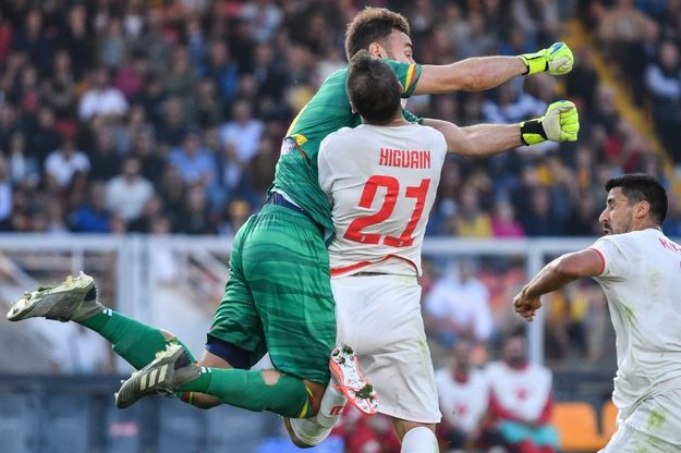Higuain, il violentissimo scontro col portiere del Lecce