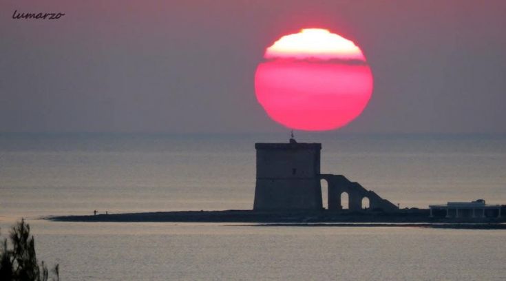 Salento, tramonto show: il sole è una palla di fuoco