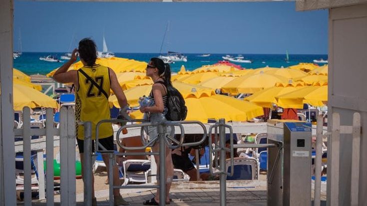 Autorizzazioni brevi per salvare la stagione. La spiaggia in sette lotti