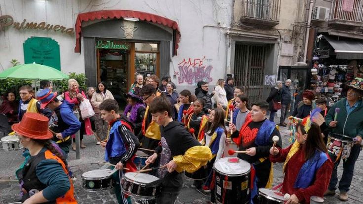 Maschere, coriandoli e colori, il "Carnevale sociale" alla Sanità e Materdei