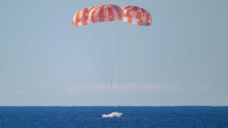 Artemis, il ritorno dalla Luna. Gli astronauti di nuovo a Terra. Superato il rientro a 2.700 gradi