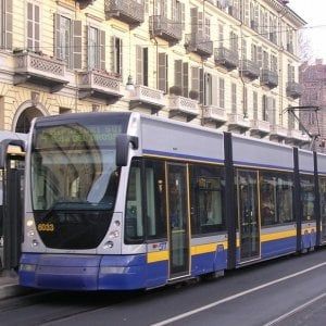 Torino, marocchino disabile insultato e minacciato sul tram. "Ci fai perdere tempo, tornatene al tuo paese"
