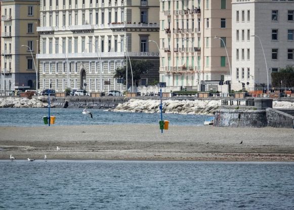 Napoli, domenica senza nessuno in strada e al mare: lockdown rispettato
