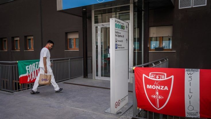 Berlusconi, Zangrillo: "Migliora ma resta in terapia intensiva, se potesse alzarsi ve lo porterei. Basta fake news". In visita la figlia Marina e il "suocero" Orazio Fascina 