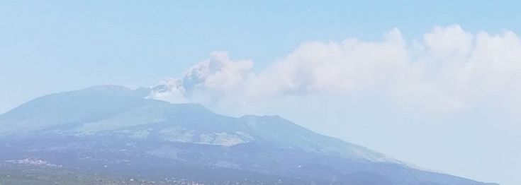 Etna, l'eruzione vista da Acireale e dalla valle del Simeto