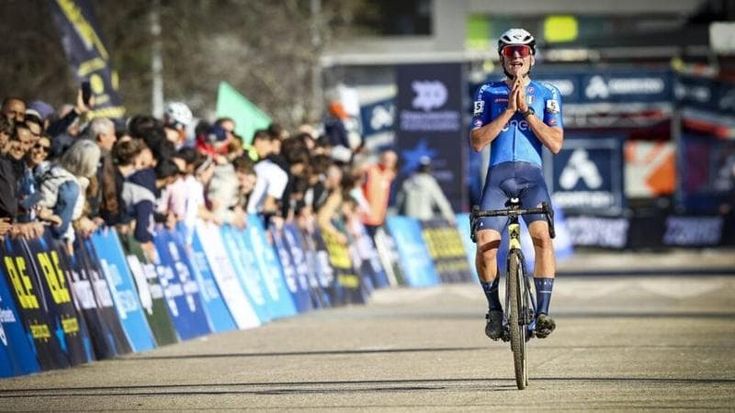 Ciclocross, Van der Poel da record: 7 titoli mondiali. Mattia Agostinacchio oro nella gara juniores