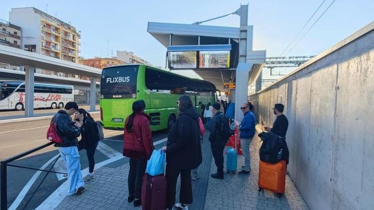 Cento euro con il bus, trecento per un treno Freccia: l’incubo dei salassi per chi viaggia