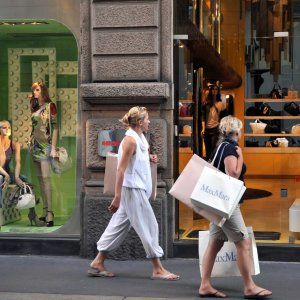La spending delle famiglie: tagli a vestiti e vacanze, con l'aiuto del web