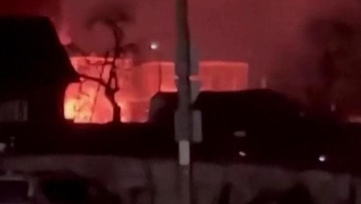 L'attacco ucraino a Smolensk: l'incendio nel deposito di petrolio - le immagini