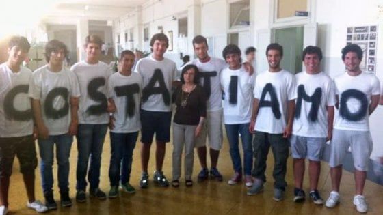 Bari, i liceali del Flacco piangono la professoressa Francesca Costa: "Ci ha insegnato a trovare la gioia nei libri" 