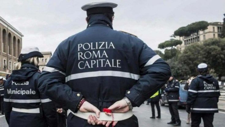 Otto milioni di euro per rifare il guardaroba dei vigili urbani di Roma: "I sarti prendano le misure a 5.700 pizzardoni"