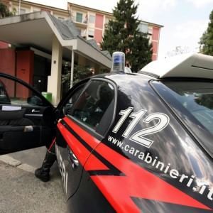 Picchiava la moglie, e vietava Internet alle figlie