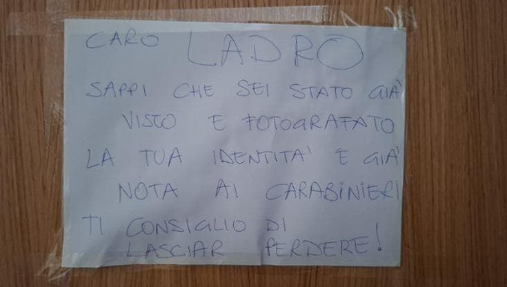 “Sappiamo chi sei”: inquilini sfidano il ladro con un cartello sulla porta nel quartiere Madonnella
