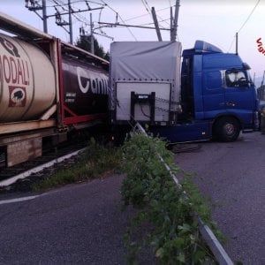 Scontro tra un tir e un treno merci nel Varesotto, 2 feriti