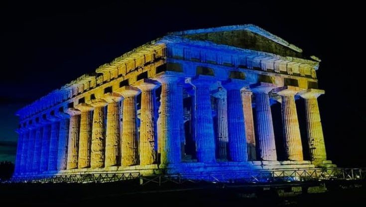 Monumenti illuminati contro la guerra in Ucraina,  a Paestum il Tempio di Nettuno coi colori blu e giallo