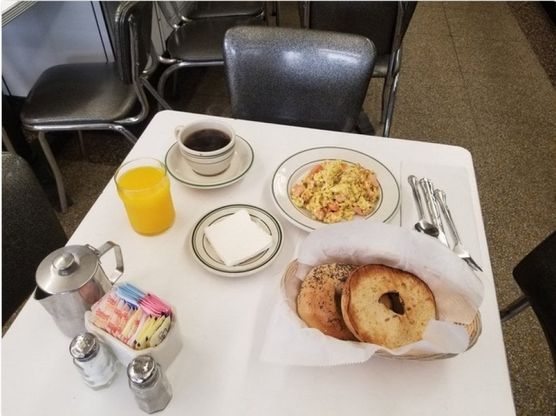 La sua colazione preferita e una sedia vuota: l'omaggio di un ristorante di New York ad Anthony Bourdain 