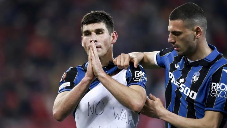 L'abbraccio tra Malinovskyi e Miranchuk. Pessina: "Il calcio unisce ciò che la follia umana divide"