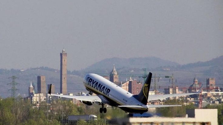 Ryanair, quattro voli partiti dal Marconi senza i passeggeri. Le proteste dei viaggiatori