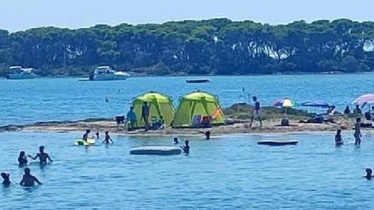 Due tende occupano un isolotto a Porto Cesareo, l’amarezza dei bagnanti: “Sono arrivati i padroni”