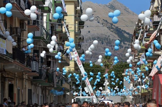 Palermo: folla e commozione per i funerali di Agostino, il 17enne investito sulla circonvallazione