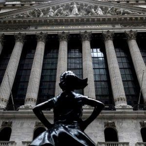 Incertezza sulla ripartenza, le Borse chiudono in calo. Milano soffre dopo il crollo della produzione industriale