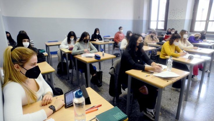 Nella babele delle chat di classe, ecco le regole per genitori e prof
