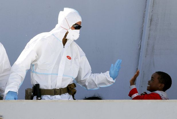 Batti il cinque: il piccolo migrante e il suo salvatore