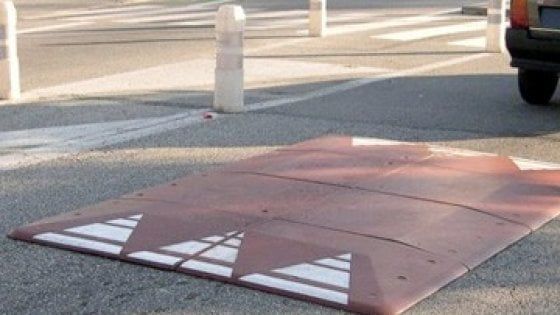 Bari, agli incroci con via Sparano arrivano i cuscini berlinesi: i dissuasori che non intralciano bici e ambulanze