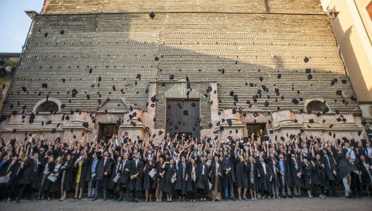 Bologna sempre più “Dotta”:  è la prima in Italia per laureati