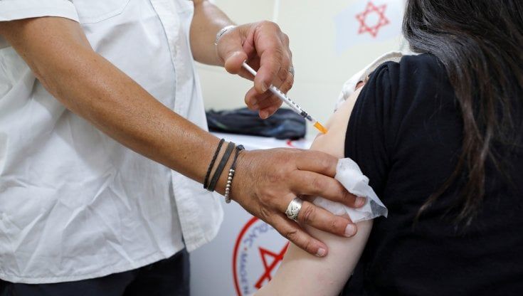 Vaccino Covid, Israele: sì alla terza dose agli over 60. E anche l'Ue si prepara