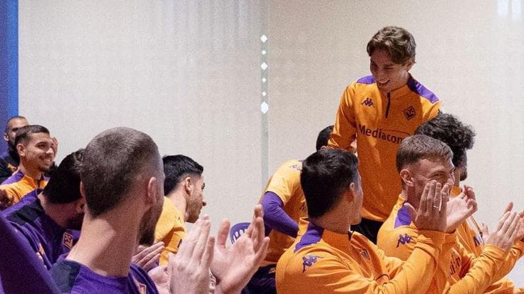 Firenze, Bove torna al Viola Park: prima le foto con i tifosi, poi pomeriggio con la squadra