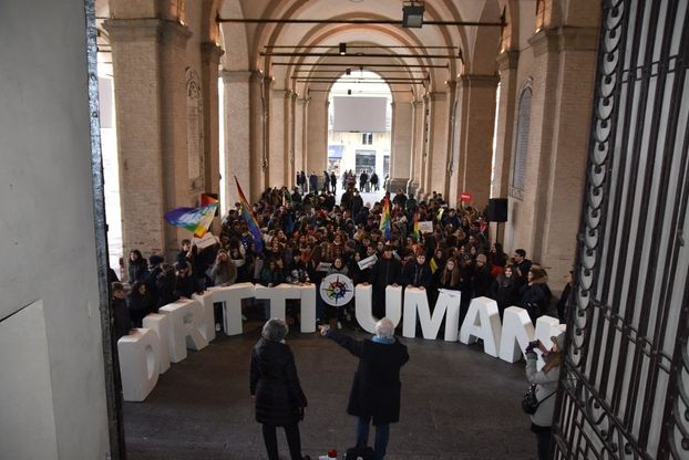 Parma, gli studenti sventolano la bandiera dei diritti umani - Foto 