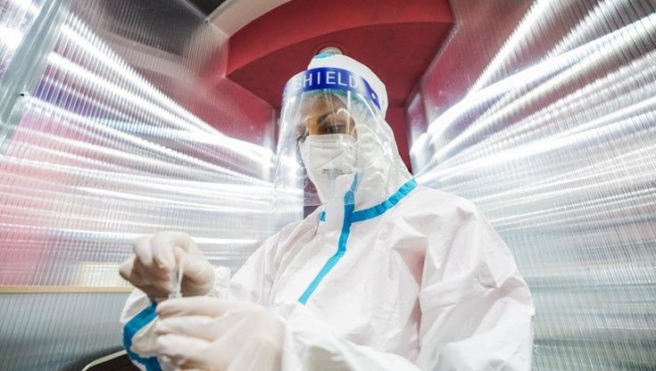 Il bollettino: la Sicilia supera di nuovo quota mille  contagi: cresce l'indice di positività