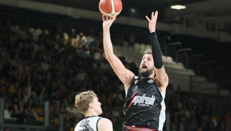 Basket, semifinali play off: la Virtus Bologna impartisce un'altra lezione a Tortona e va sul 2-0