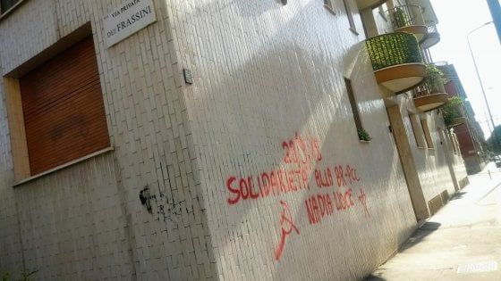 Scritte inneggianti alle Br sotto casa di Antonio Iosa a Milano: era stato gambizzato dai terroristi nell'80