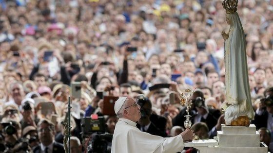 Il Papa a Fatima: abbattere muri e usa le parole del Terzo Segreto
