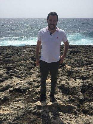 Salvini a Lampedusa, fra cannoli e attacchi all'Ue