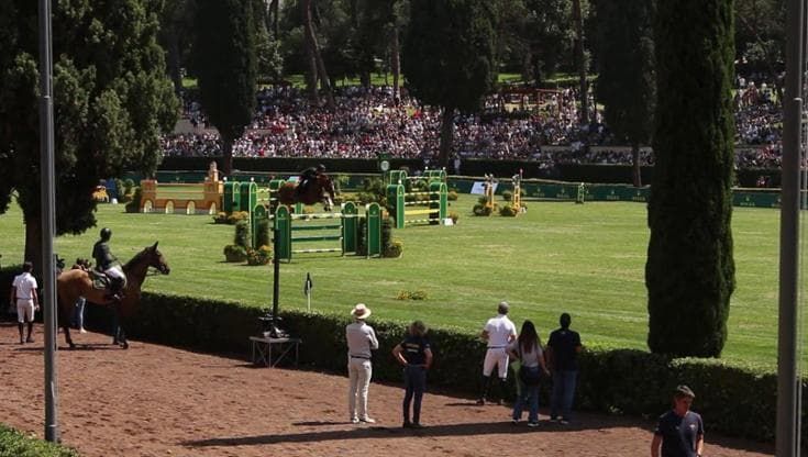 Piazza di Siena, spalti pieni e fiato sospeso per l'ultima manche degli italiani al Gran Premio