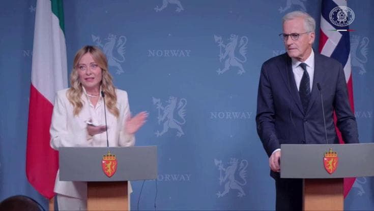 Oslo, Meloni scherza con i giornalisti: "Fatela pure una domanda al primo ministro norvegese..."