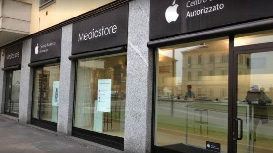 Milano, furto nel Mediastore Apple: armati di mazze e bastoni spaccano le vetrine 