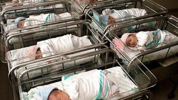 Bambini non riconosciuti alla nascita, il diritto al corredo di amore e oggetti nella prima infanzia